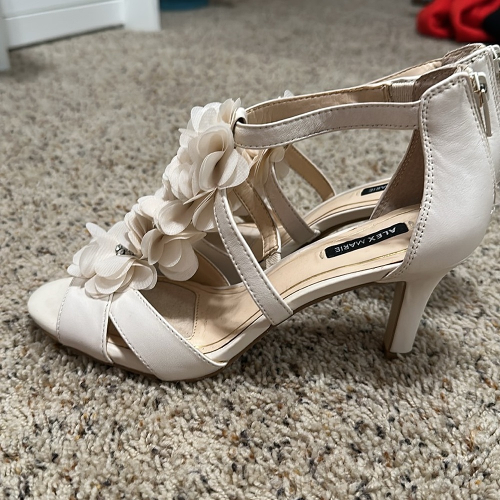 Elegant Cream Floral Women's Sandals - Picture 4 of 10